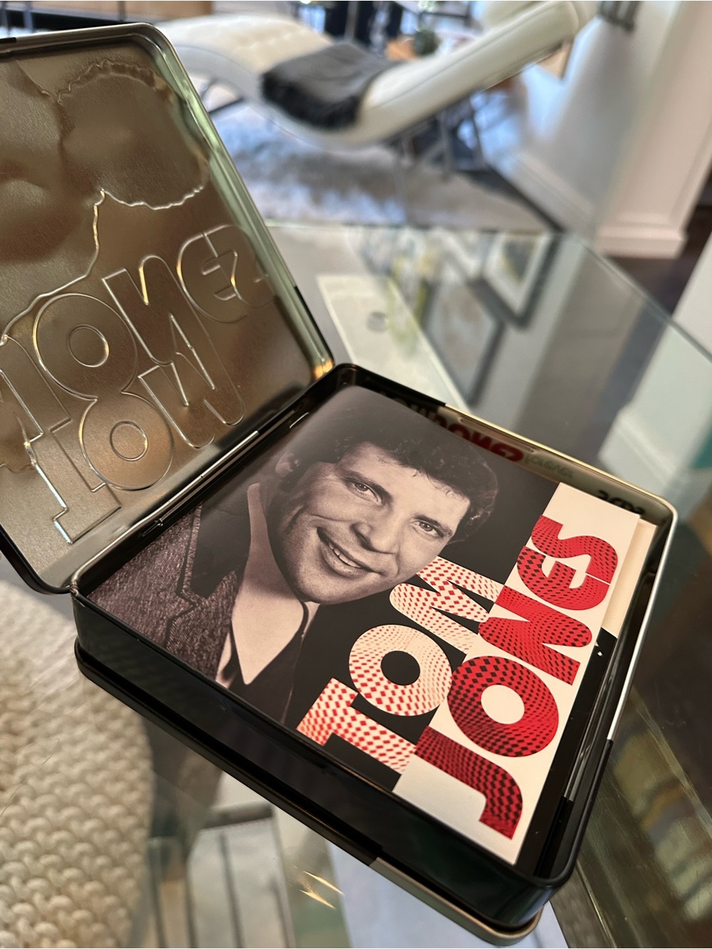 Tom Jones Collectible Tin and CD set - Picture 13 of 13